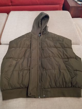 Cazadora acolchada Zara verde oliva sin mangas