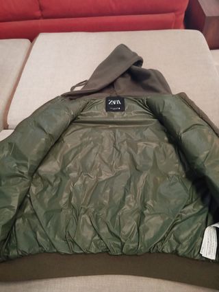 Cazadora acolchada Zara verde oliva sin mangas