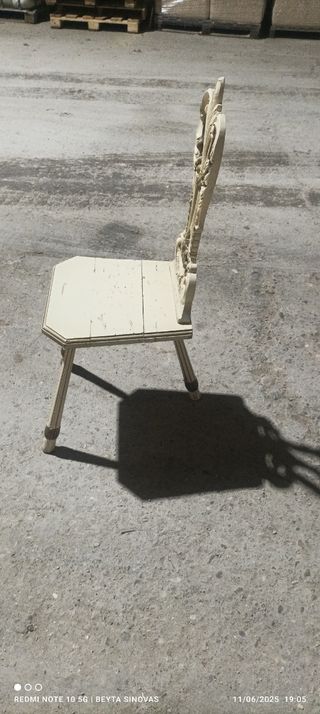 Silla antigua de 3 patas.