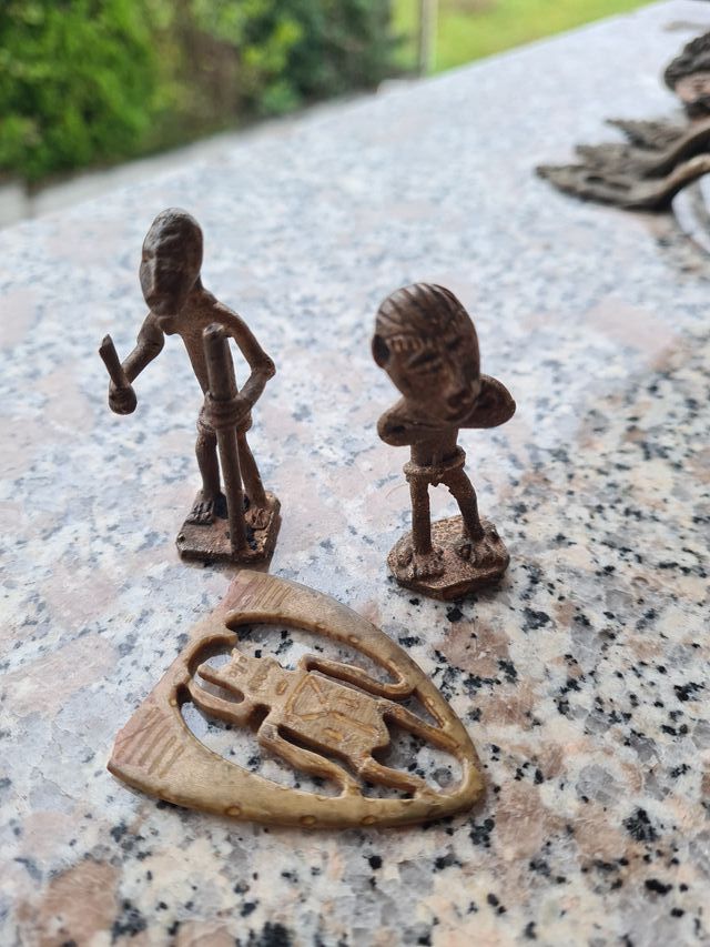 Amuleto antico e due statuine africane