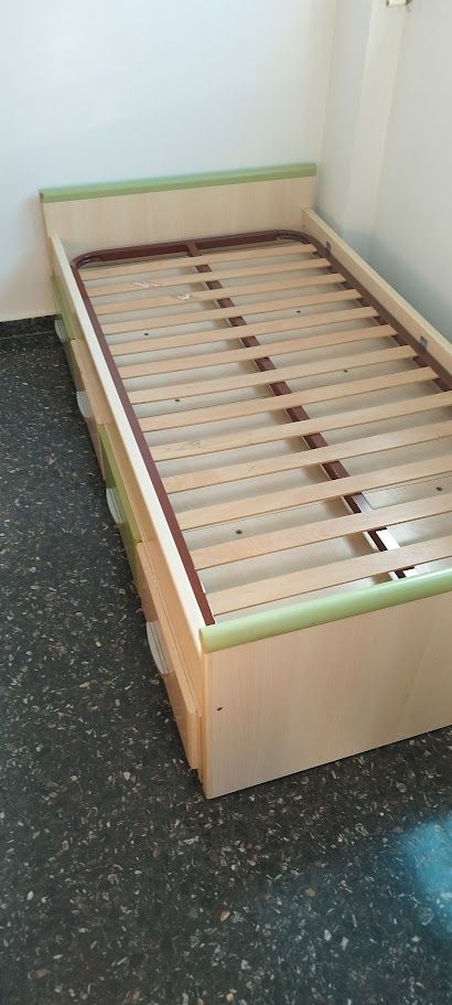 Cama infantil con 4 cajones - Madera