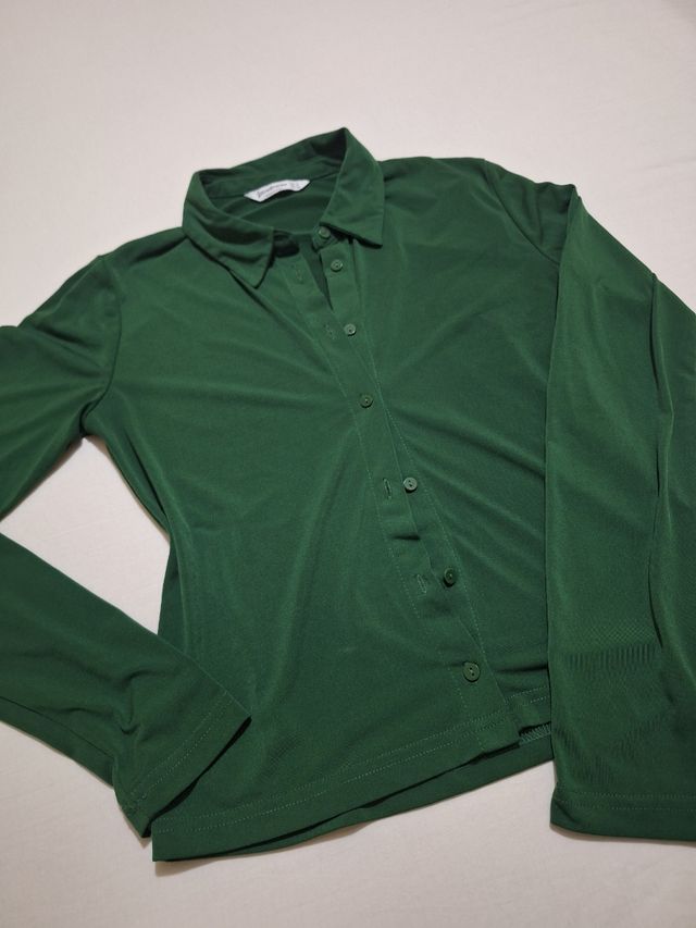 Camisa básica color verde talla M
