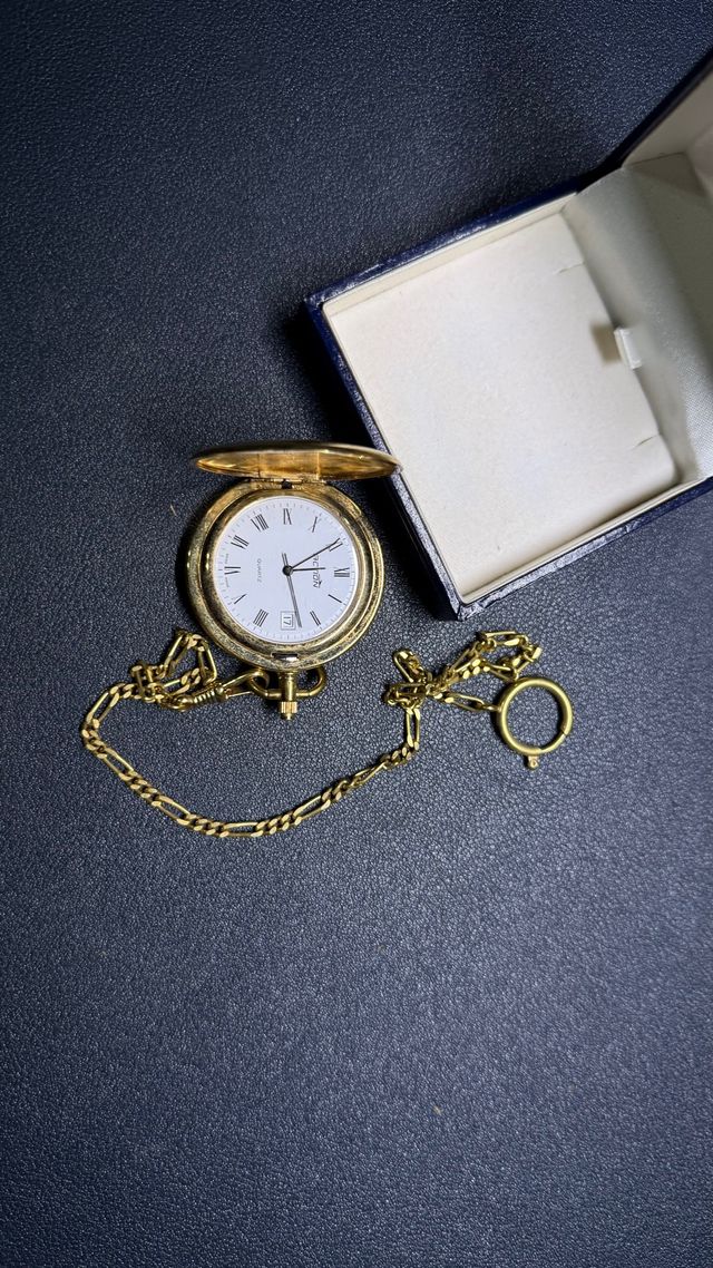 Reloj dorado de bolsillo