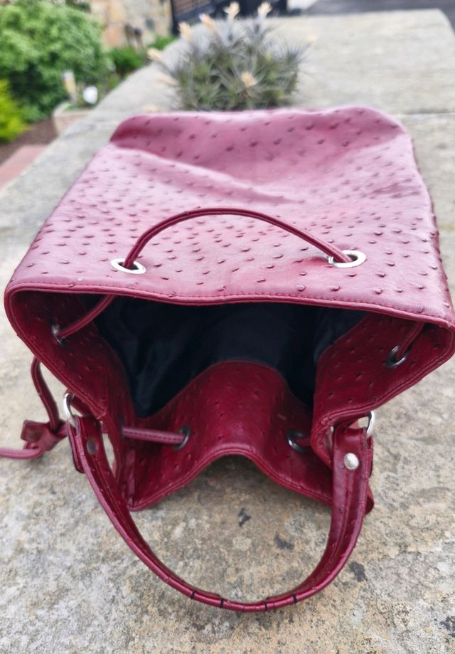 Bolso tipo bombonera de piel, granate.