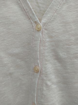 Camiseta rosa clarito de punto de lino con botones