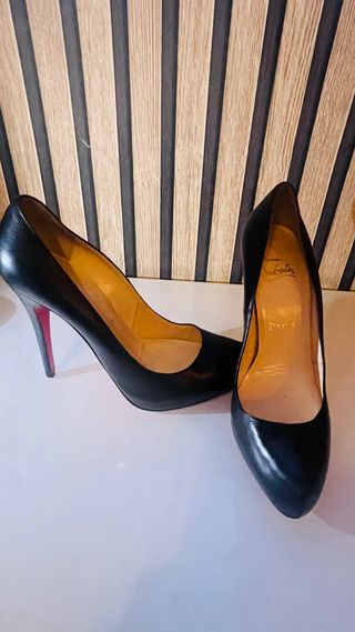 Tacones Christian Louboutin negros