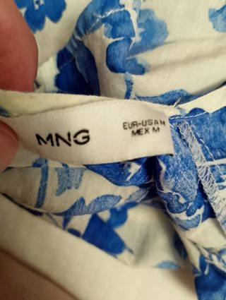 Mono azul y blanco estampado