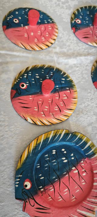 5 sotto tazza e 5 coperchi di legno dipinti.