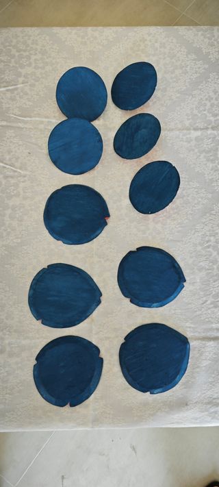 5 sotto tazza e 5 coperchi di legno dipinti.