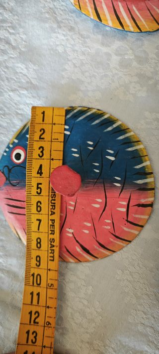 5 sotto tazza e 5 coperchi di legno dipinti.