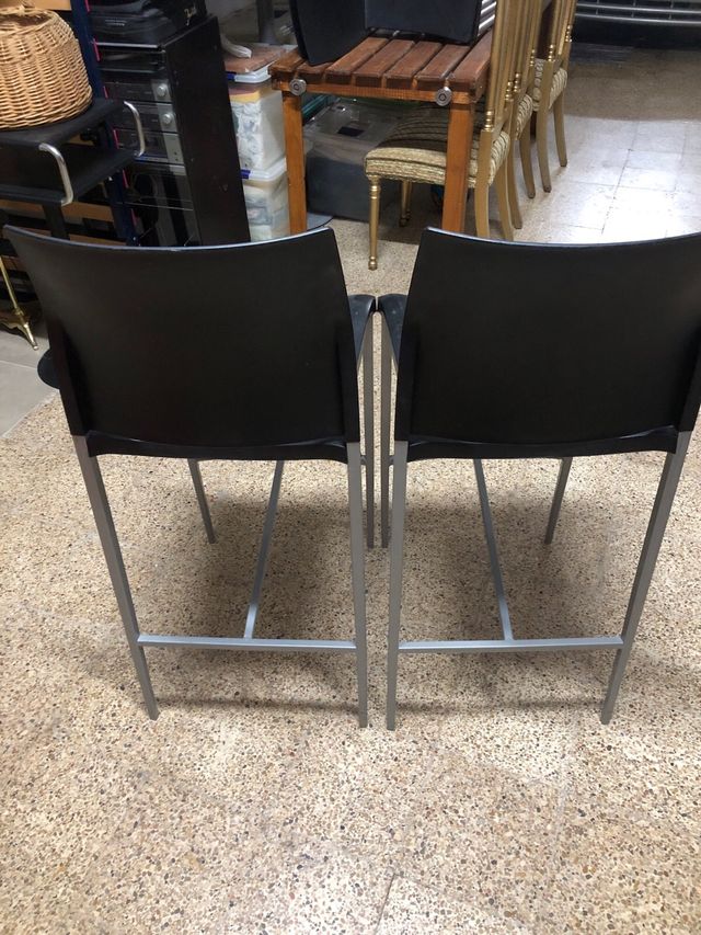 14 taburetes de resina y aluminio, hosteleria