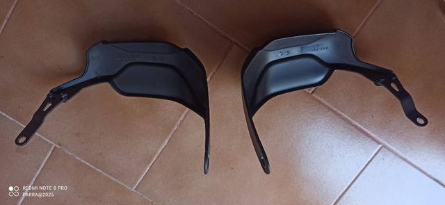 Paramanos y soportes originales Yamaha Tenere 700