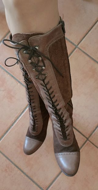 Botas altas de piel Gloria Ortiz, estilo militar.