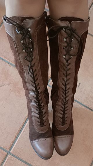 Botas altas de piel Gloria Ortiz, estilo militar.