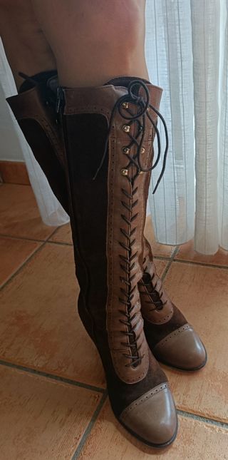 Botas altas de piel Gloria Ortiz, estilo militar.