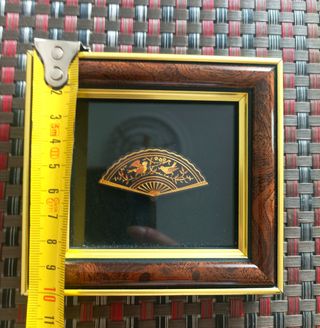 Cuadro antiguo con abanico damasquinado