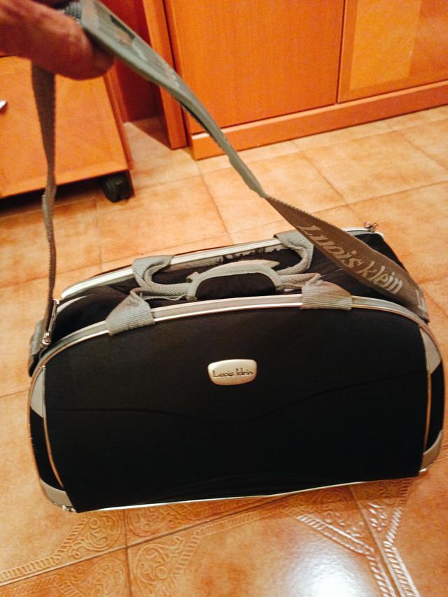 Bolso de viaje negro con ruedas