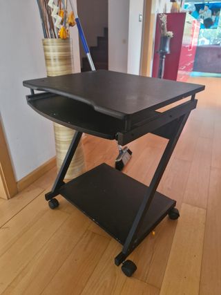 Mesa escritorio negra con ruedas