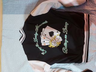Cazadora bomber negra y blanca