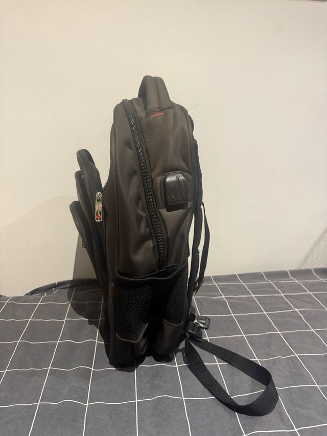 Mochila I RUN negra con USB