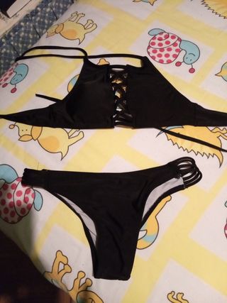 Bikini negro atado al cuello