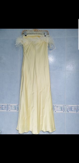 Vestido midi satinado plumas