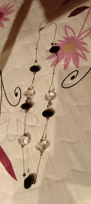 Collar con cuentas negras y cristal