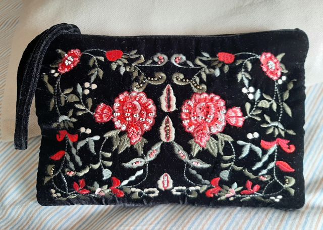 Bolso terciopelo negro bordado