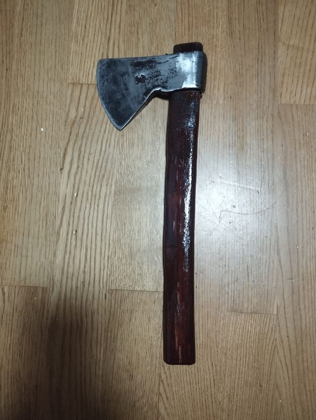Hacha de mano antigua