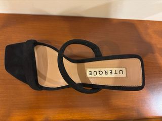 Sandalias UTERQÜE negras tacón