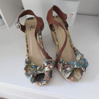 Sandalias cuña flores