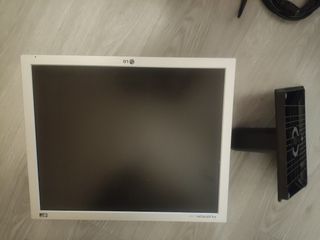 Monitor LG + ratón + cable