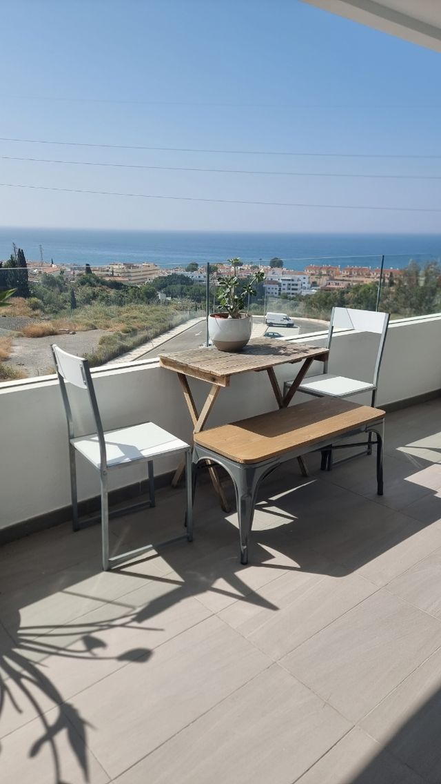 Muebles terraza: mesa, banco, sillas