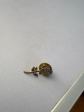 pin de rosa dorado