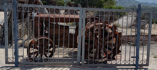 Puerta metálica galvanizada antigua