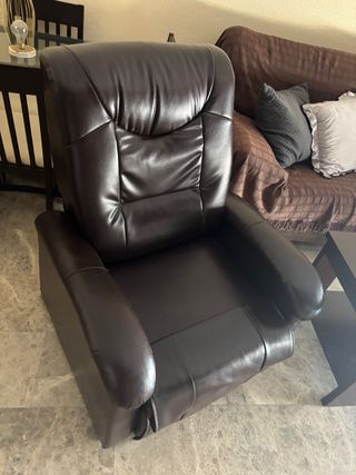 Sillón reclinable marrón de piel sintética