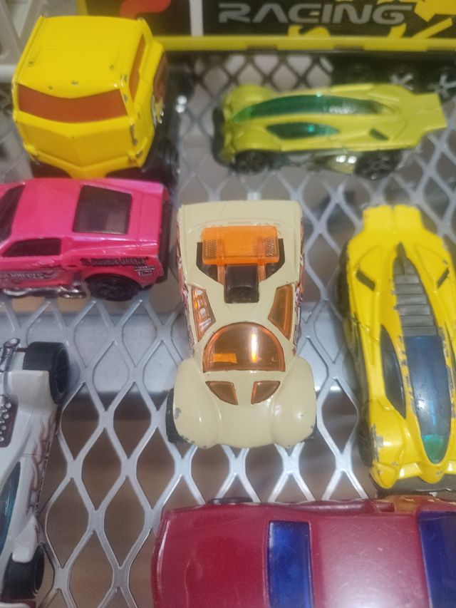 Lote Hot Wheels 11 coches, 2 camiones, 1 moto