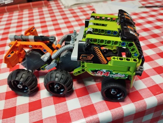 LEGO Technic Quad Bike e Bolide del Deserto