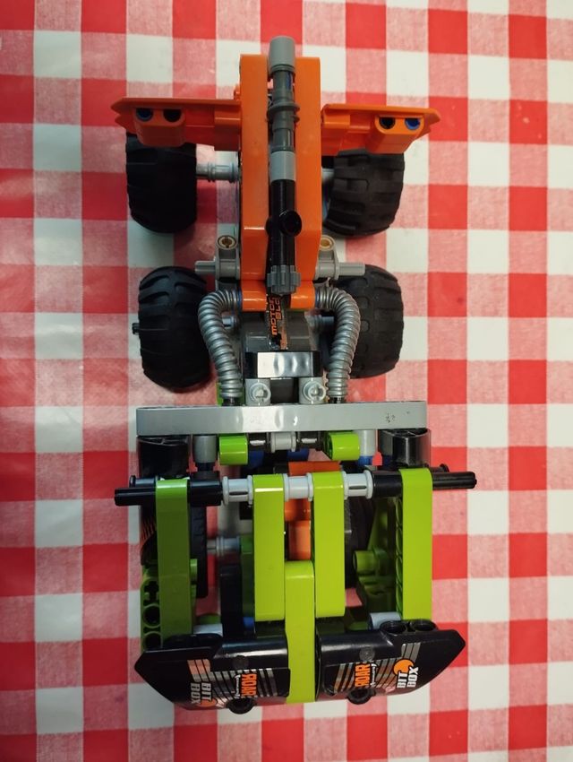 LEGO Technic Quad Bike e Bolide del Deserto