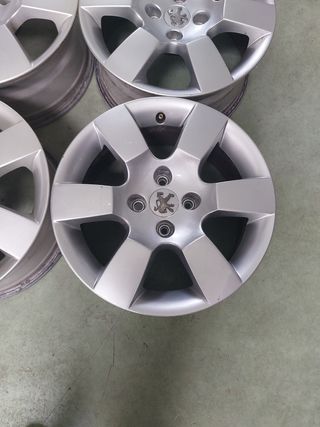 4 llantas Peugeot 5008 R 16" usadas