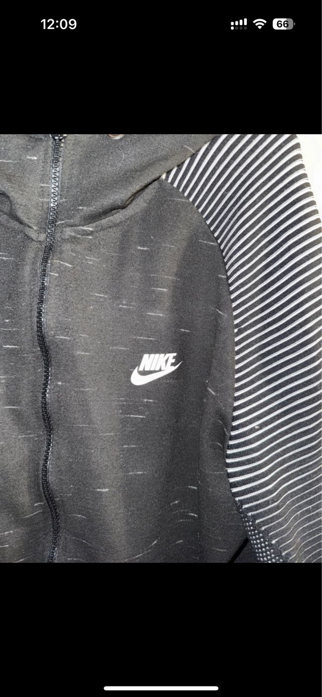 Sudadera Nike negra con capucha