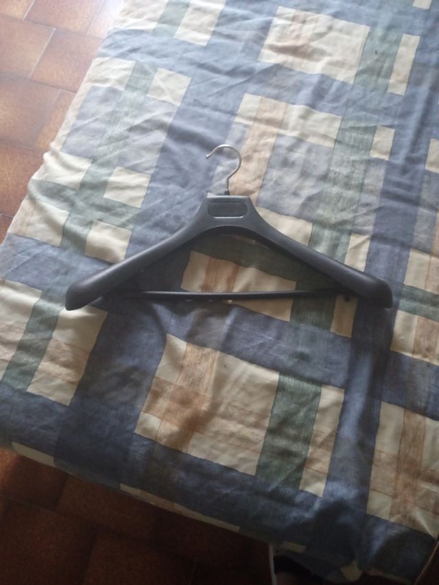 300 Perchas Plásticas Negras