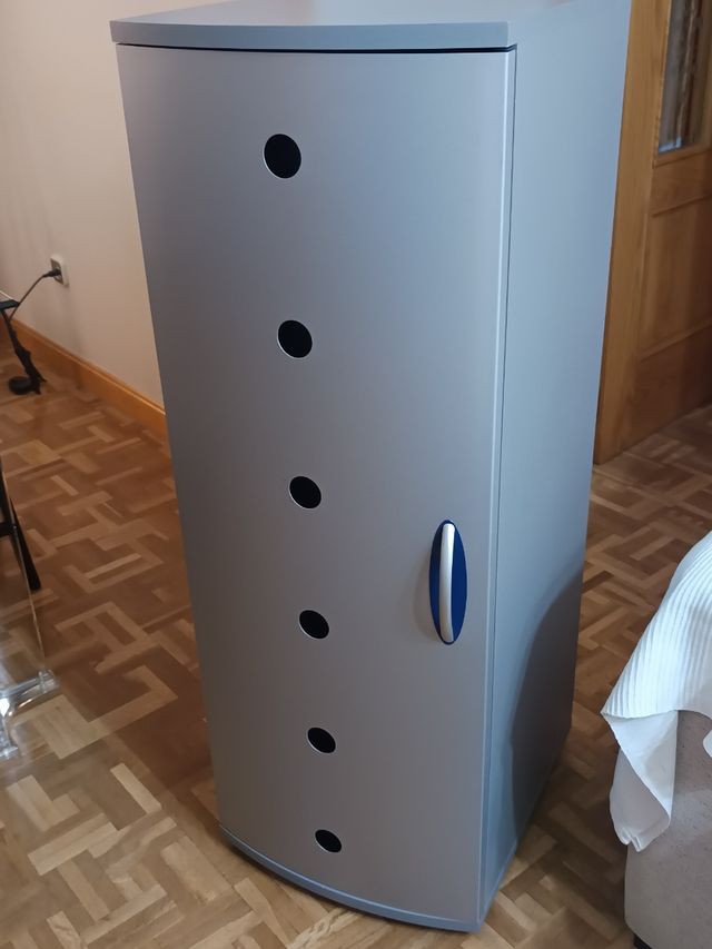 Armario auxiliar multifuncional gris.