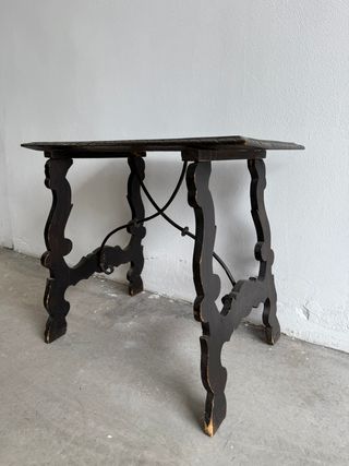 Mesa antigua de madera y metal