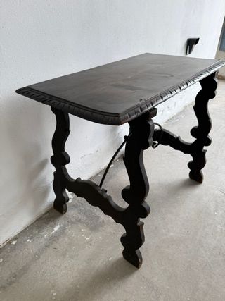 Mesa antigua de madera y metal