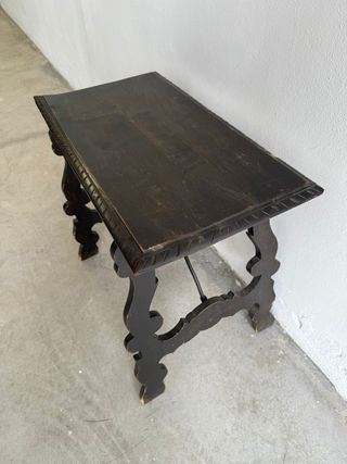 Mesa antigua de madera y metal