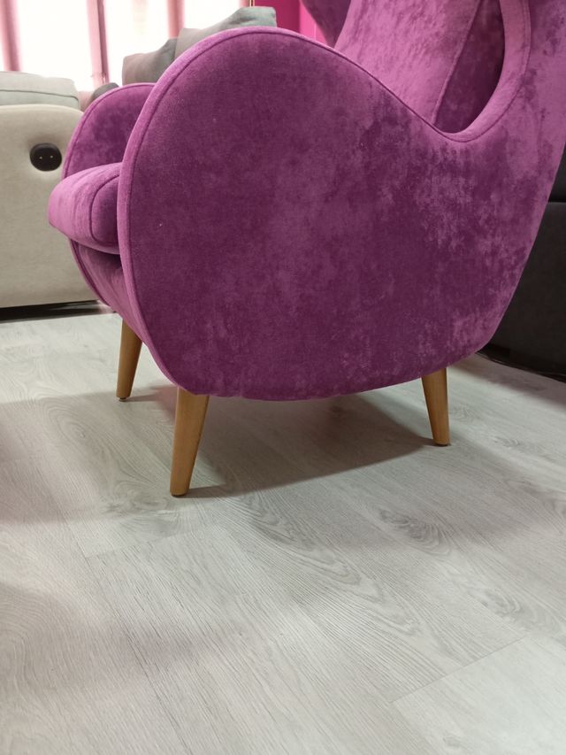 Sillón orejero morado