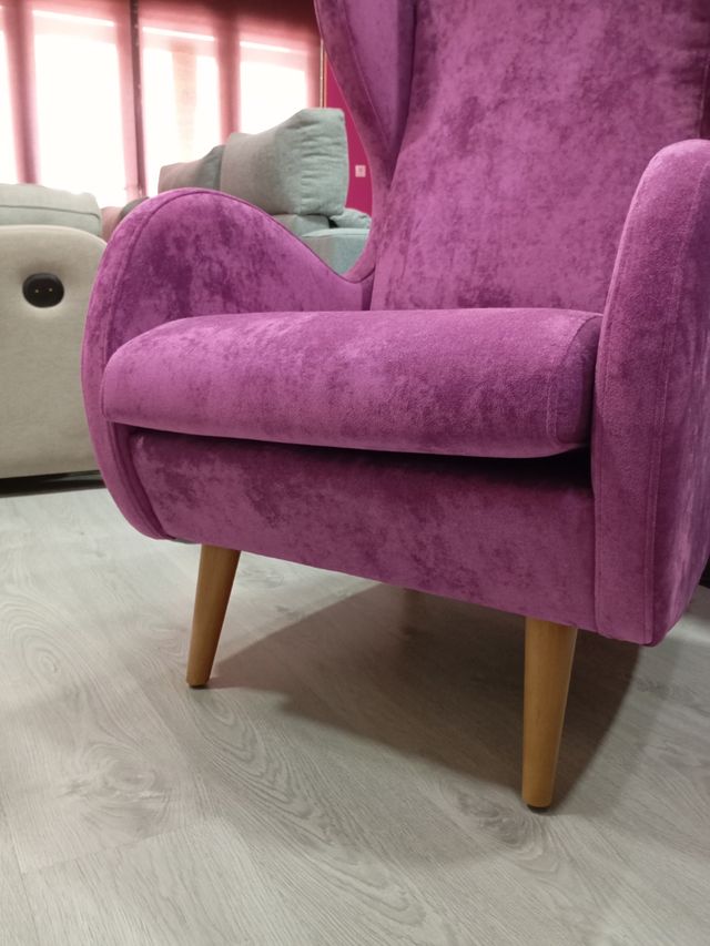 Sillón orejero morado