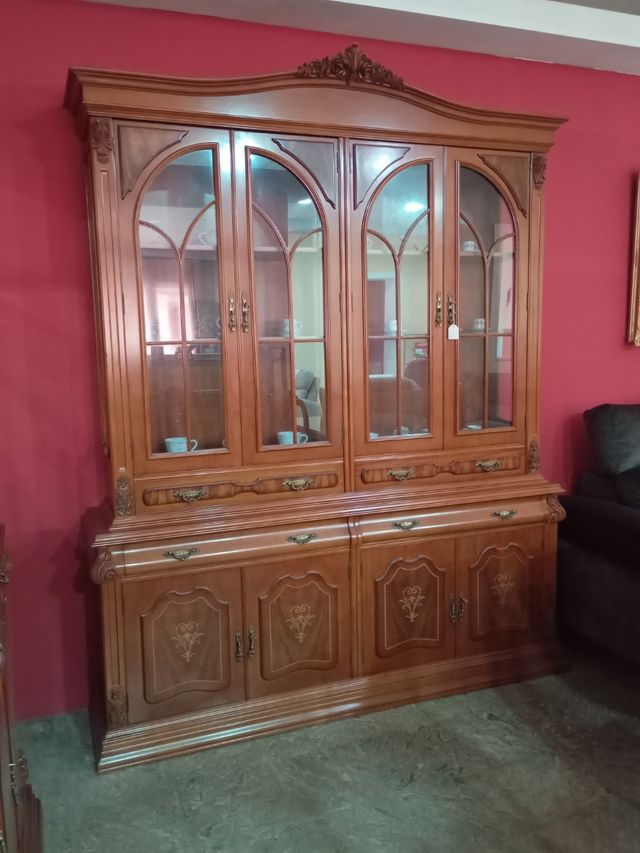 Vitrina Clásica en  madera de Olivo