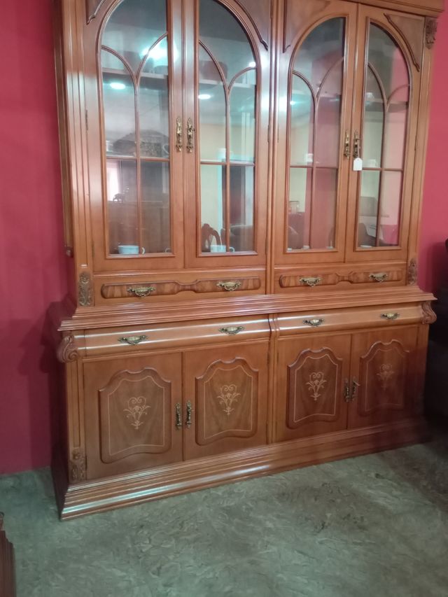 Vitrina Clásica en  madera de Olivo